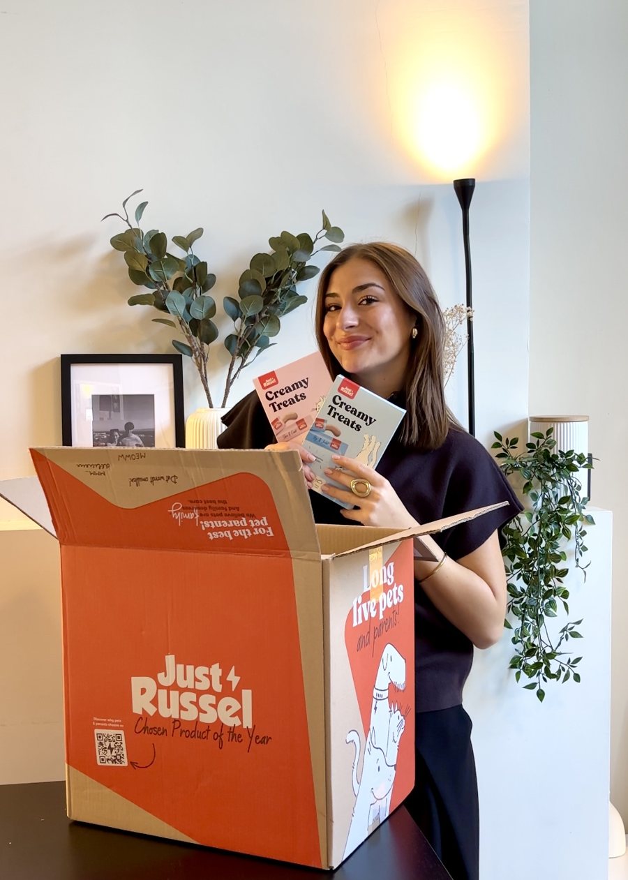 Jennah met een Just Russel-pakket