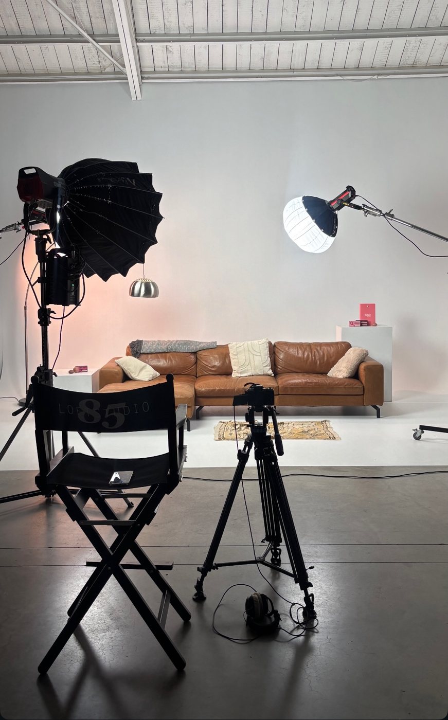 Studio-opstelling met lampen, camera en regisseursstoel
